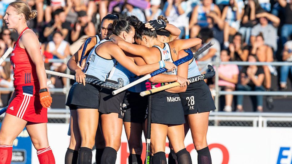 Las Leonas cerraron el año con una sonrisa. Los Leones cayeron por penales